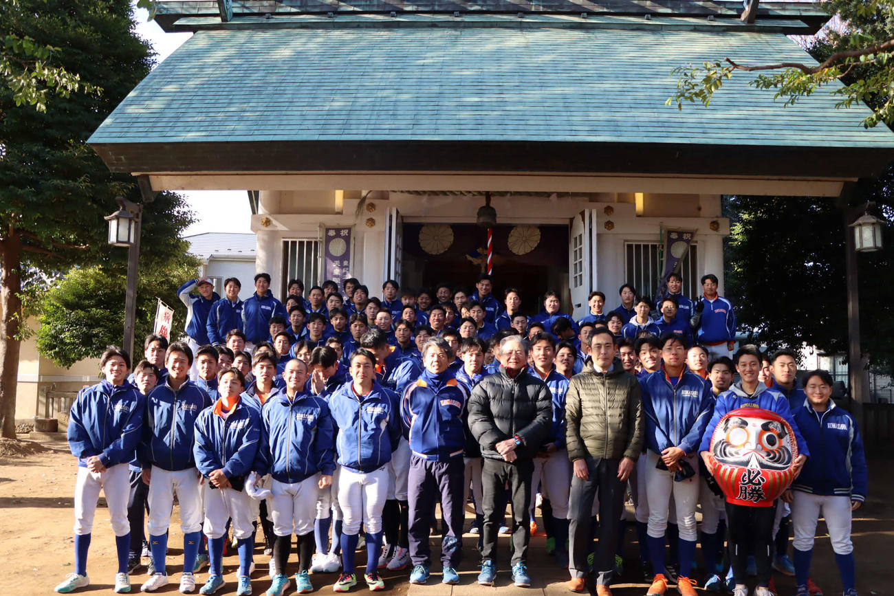 新年、練習始めを前に、グラウンド近くの神明神社で必勝祈願に臨んだ駒大野球部（駒大野球部提供）