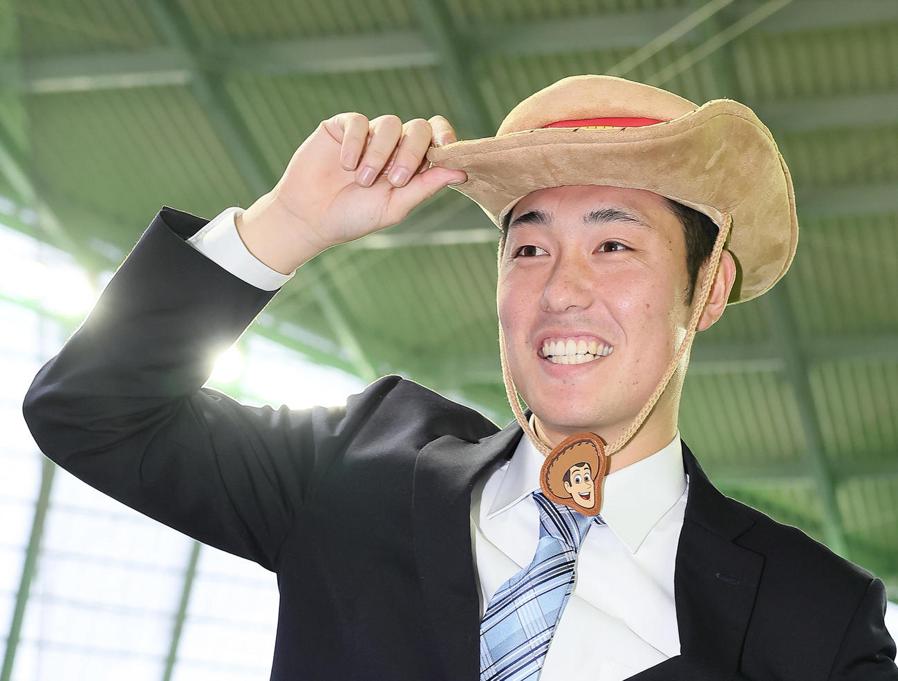 DeNA育成4位庄司は青星寮に入寮し、自身に似ているというウッディの姿でポーズを決める（撮影・足立雅史）