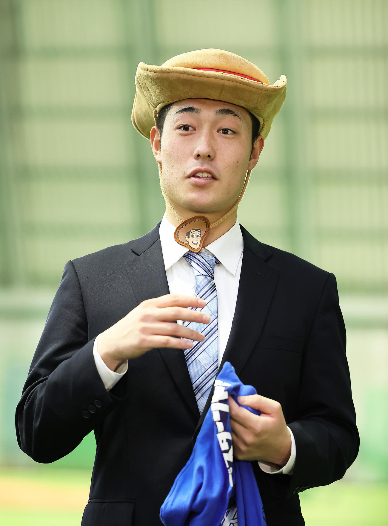DeNA育成4位庄司は青星寮に入寮し、自身に似ているというウッディの姿で取材を受ける（撮影・足立雅史）