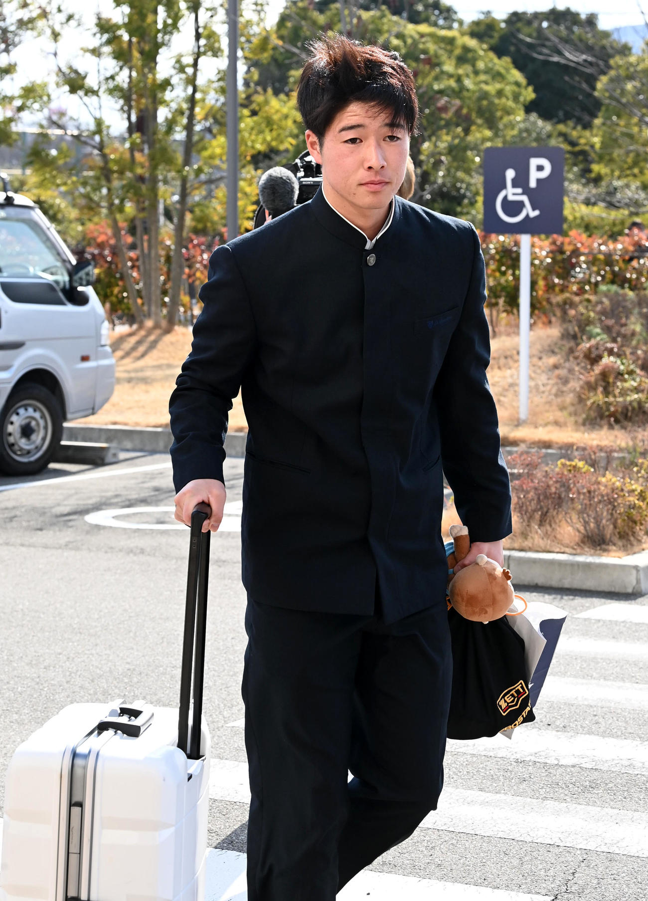 入寮するオリックス河内（撮影・前岡正明）