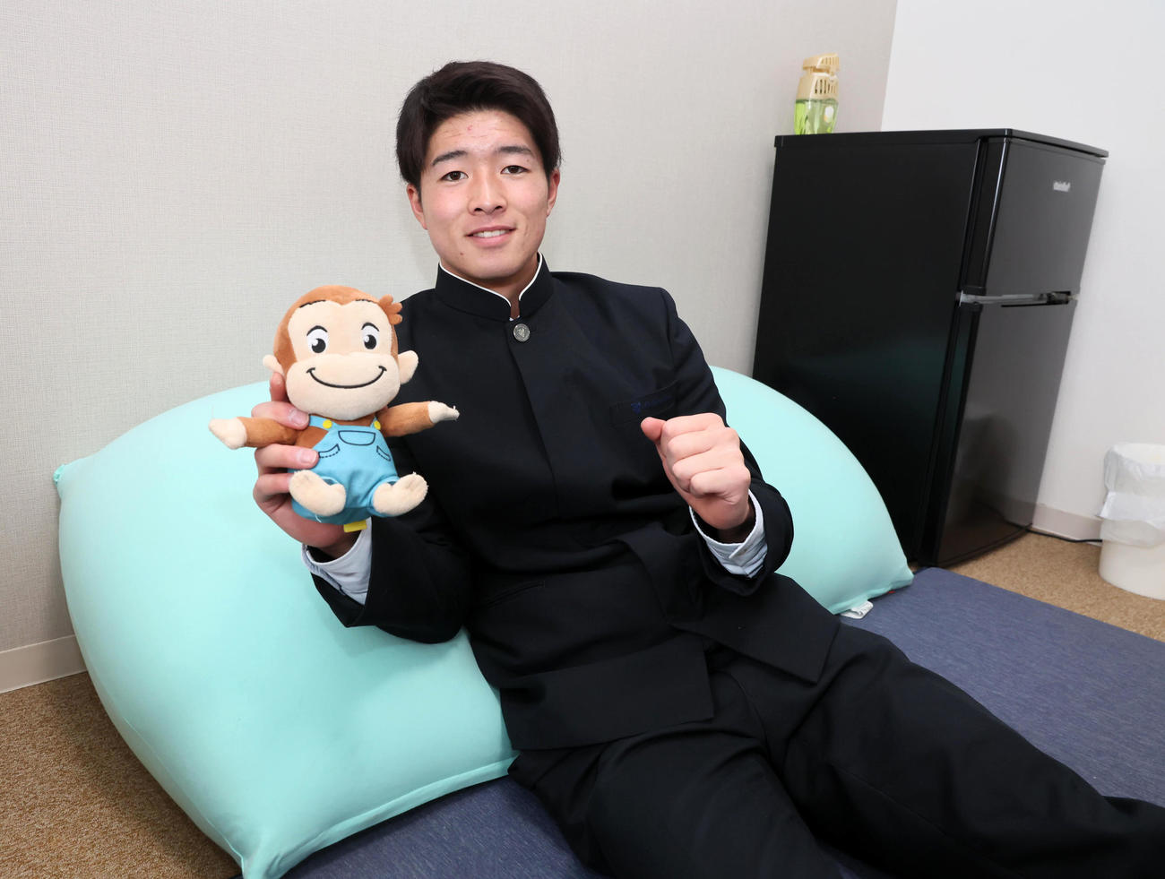 「おさるのジョージ」のぬいぐるみと「ヨギボー」を持って入寮した河内（撮影・前岡正明）
