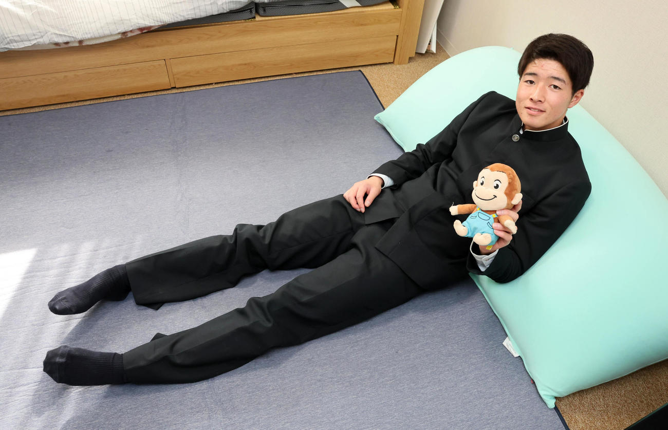 「おさるのジョージ」のぬいぐるみと「ヨギボー」を持って入寮した河内（撮影・前岡正明）