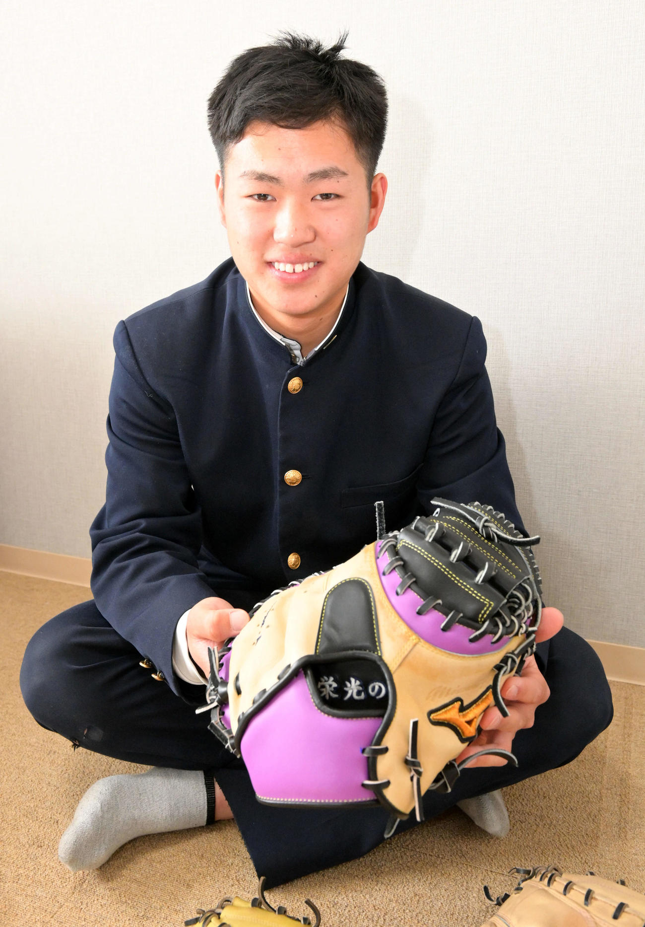 入寮し、新調したグラブを手に笑顔を見せるオリックス4位の堀