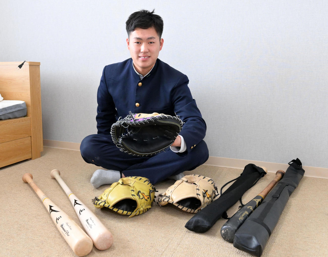 持参したグラブとバットを手に笑顔を見せる堀