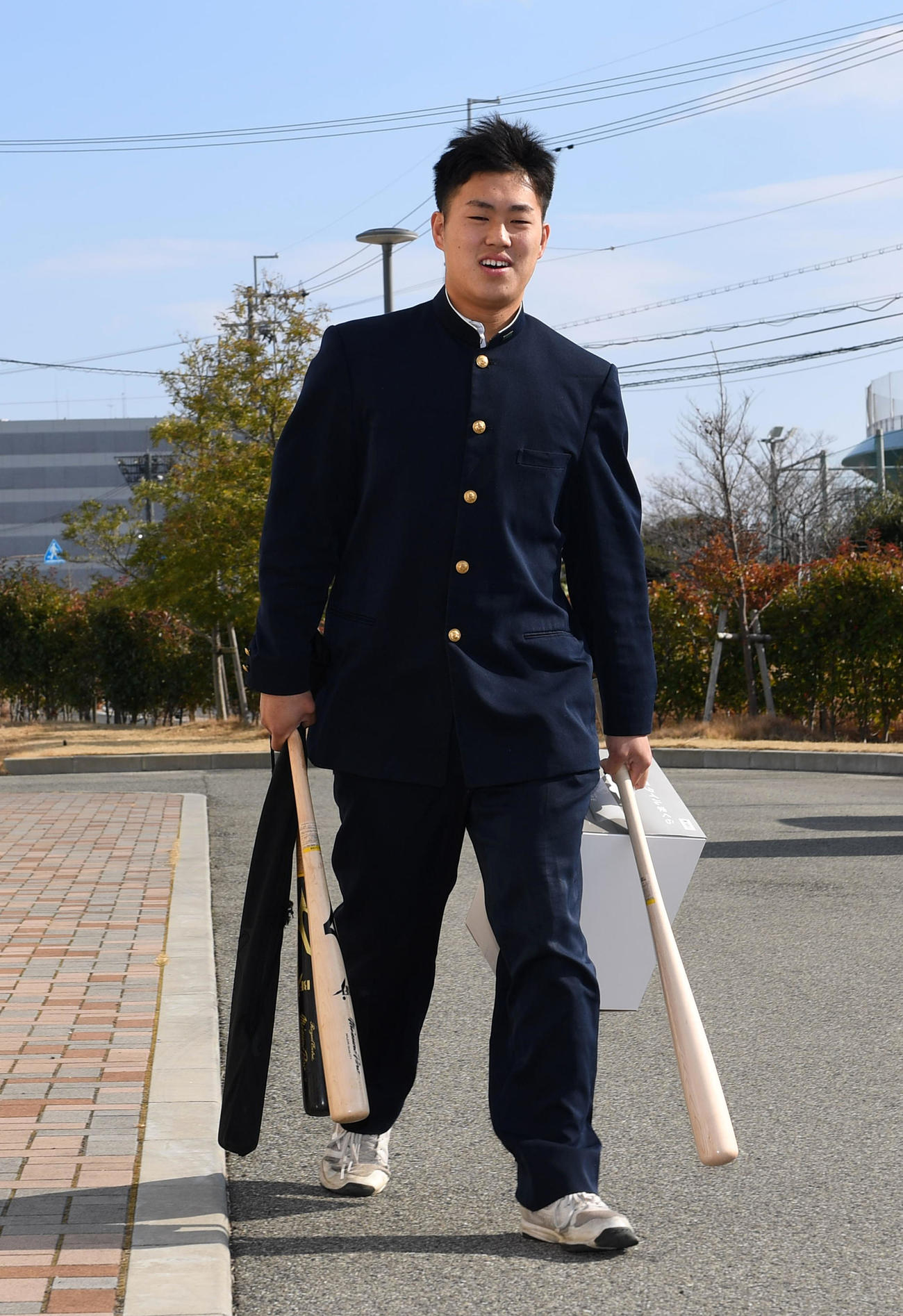 入寮する堀（撮影・前岡正明）