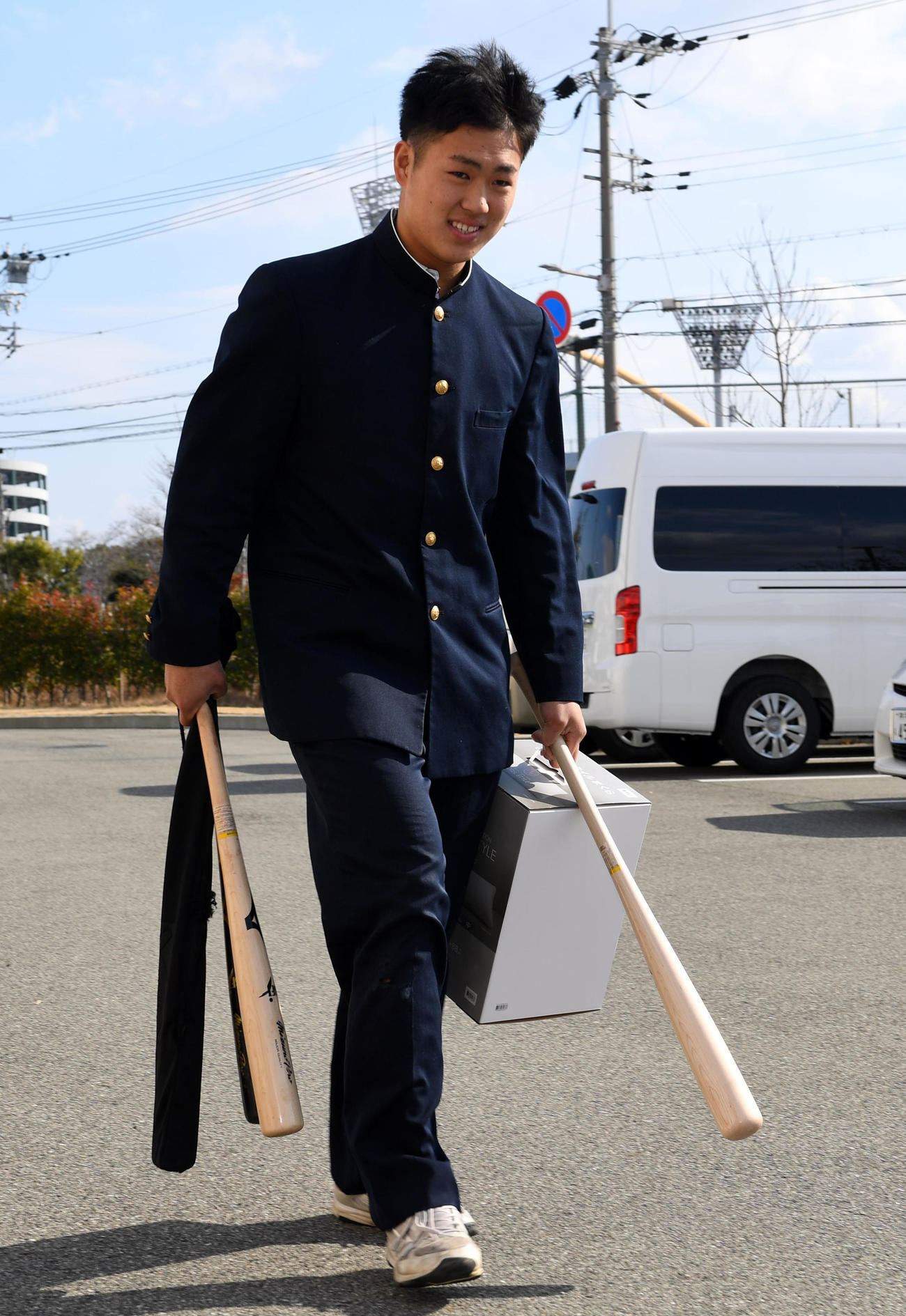 入寮する堀（撮影・前岡正明）
