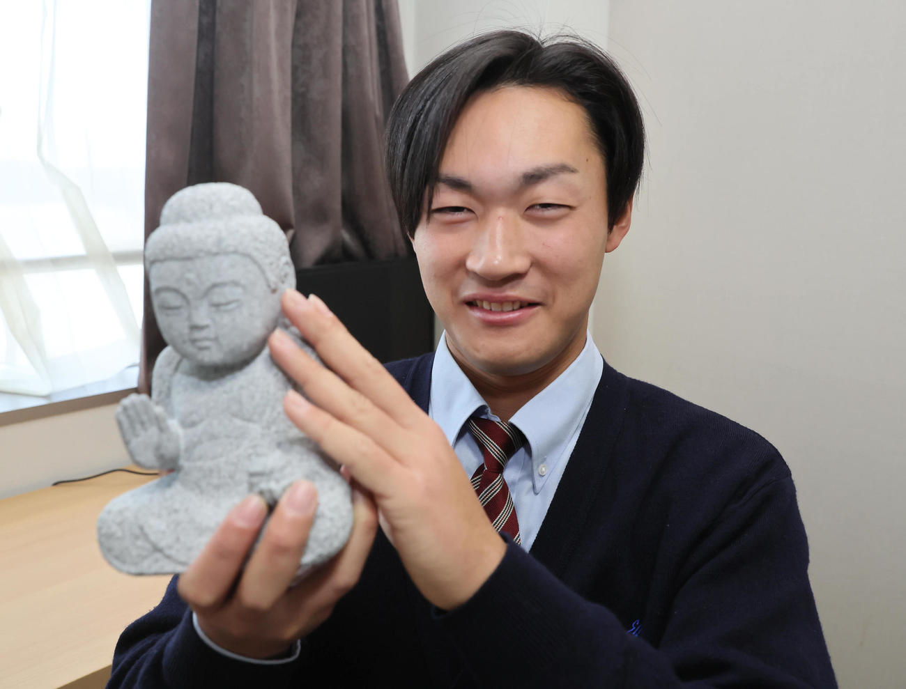 庵治石のお地蔵さんを持って入寮した寿賀（撮影・前岡正明）