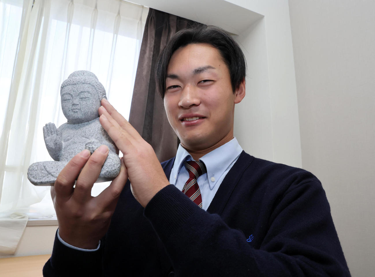 庵治石のお地蔵さんを持って入寮した寿賀（撮影・前岡正明）