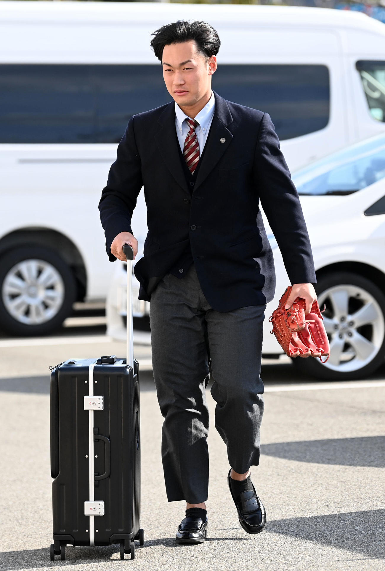 入寮するオリックス寿賀（撮影・前岡正明）