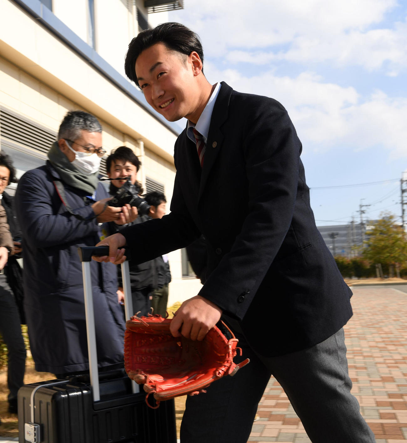 入寮するオリックス寿賀（撮影・前岡正明）