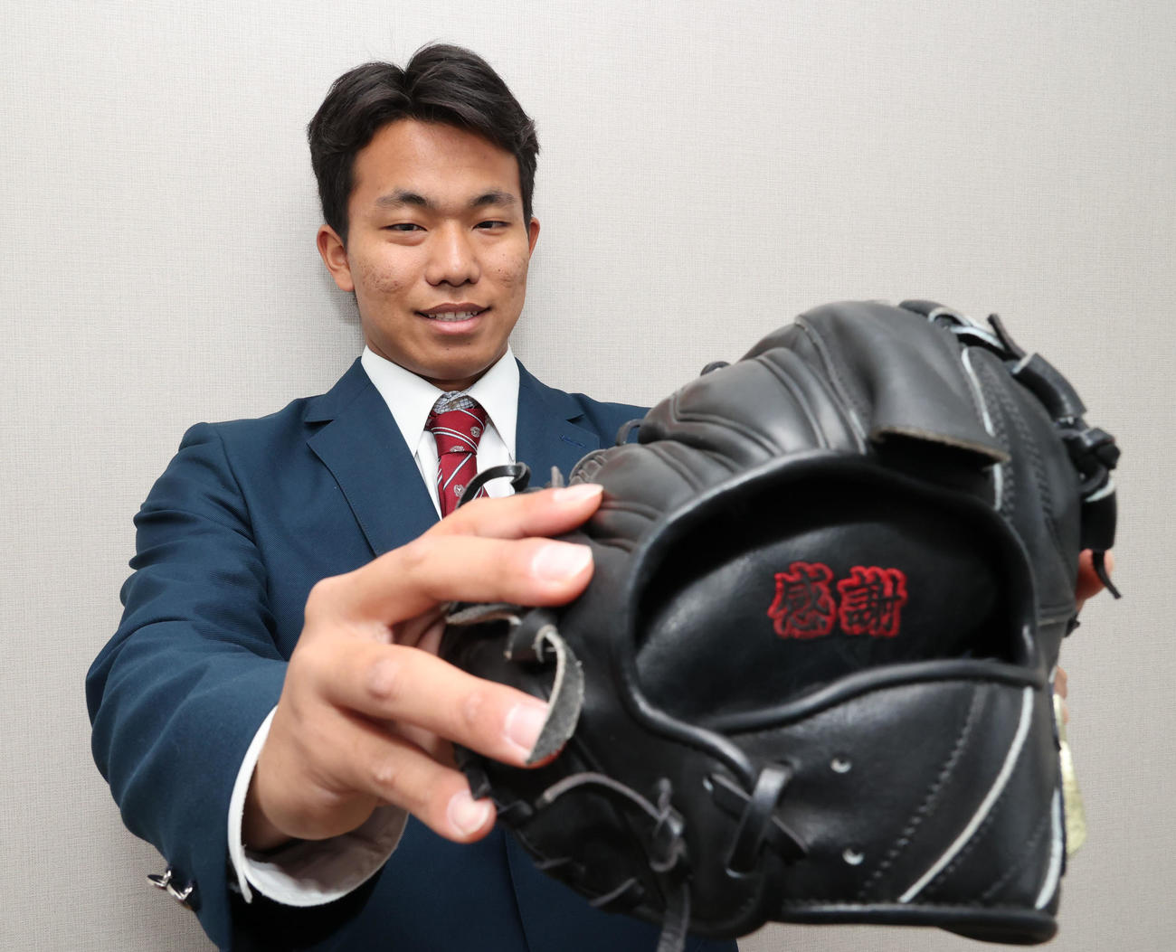 高校時代から愛用しているグラブを持って入寮した宮国