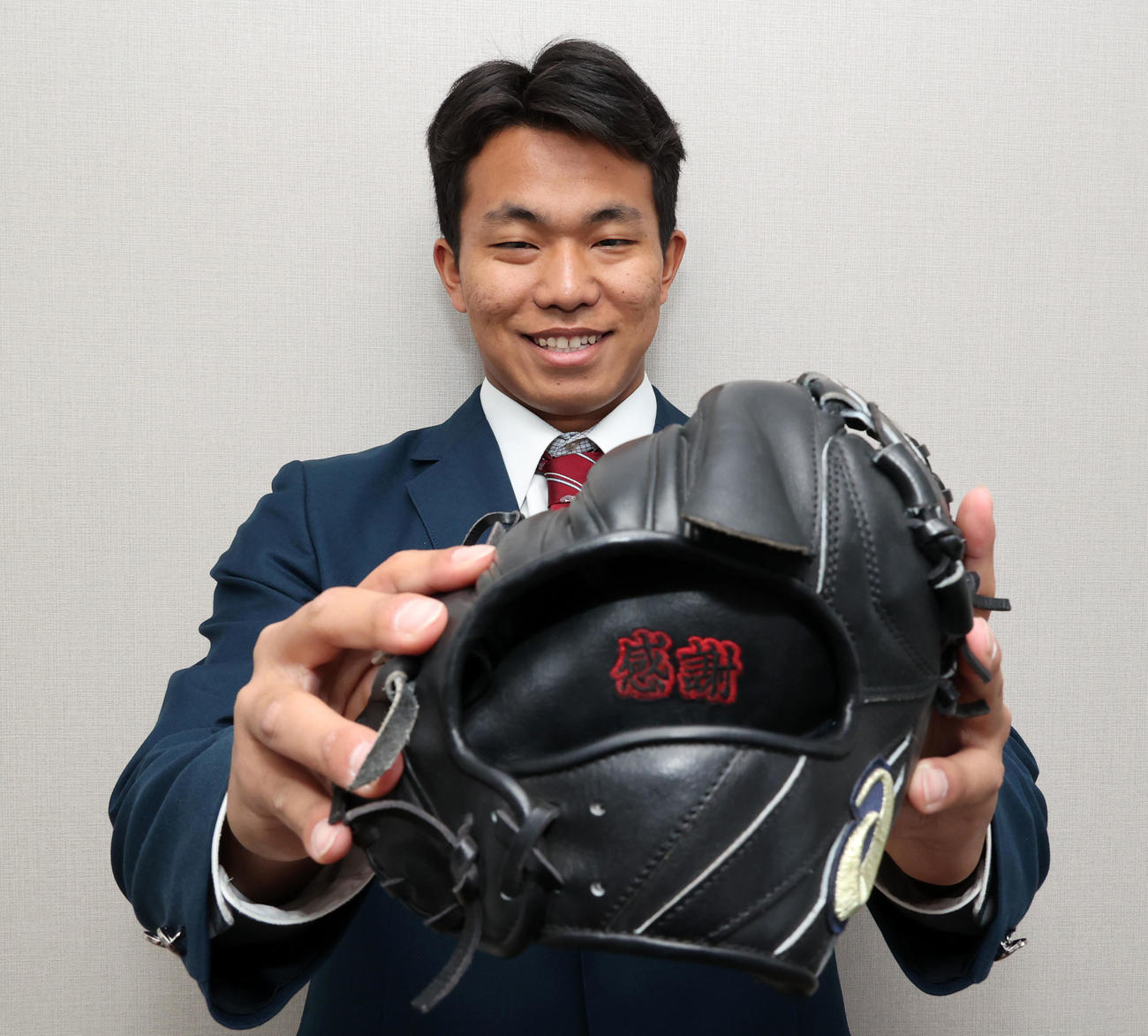 高校時代から愛用しているグラブを持って入寮した宮国