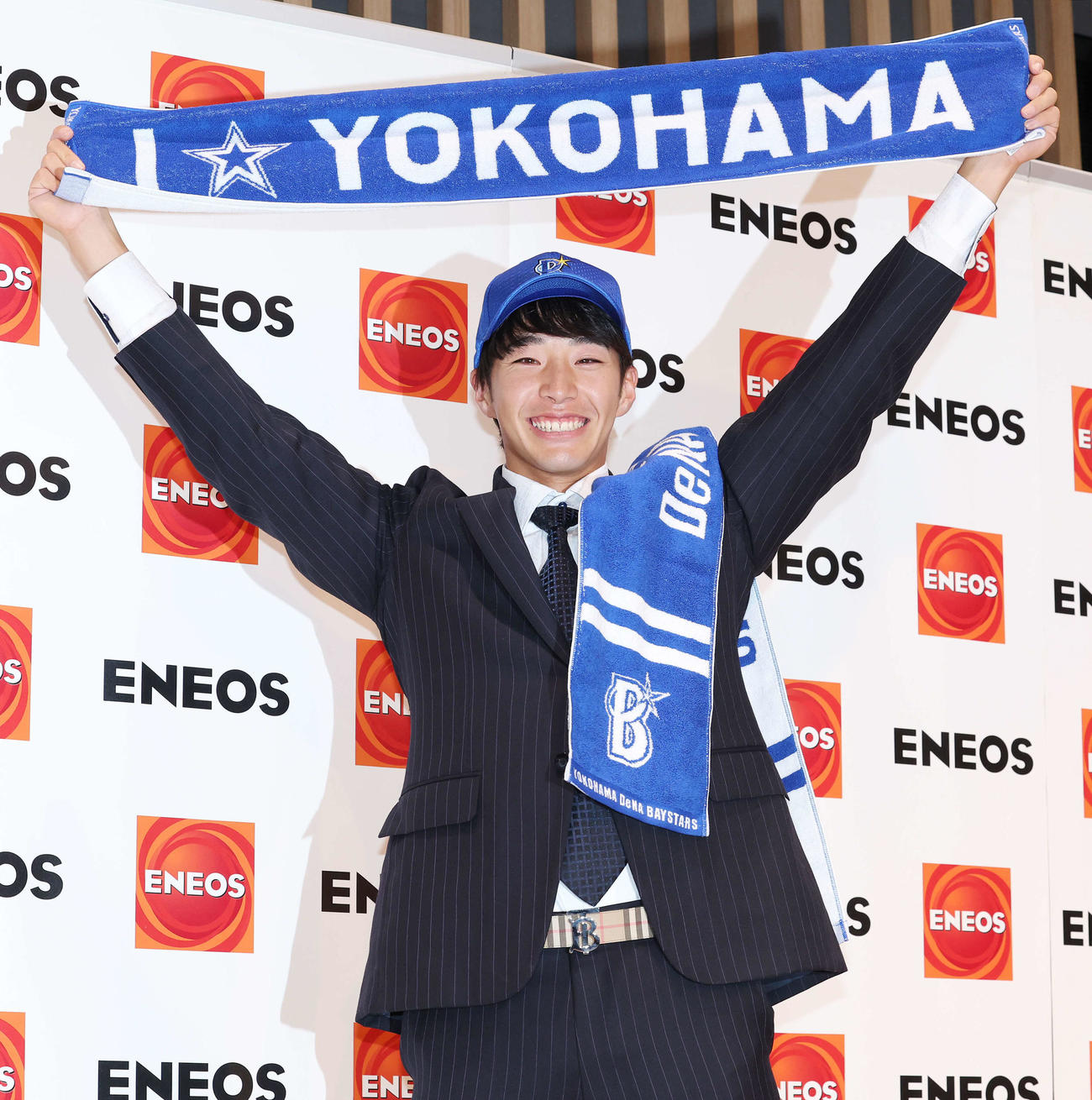 23年10月、DeNAから1位指名を受けた度会隆輝は笑顔でタオルを掲げ「アイラブヨコハマ！」