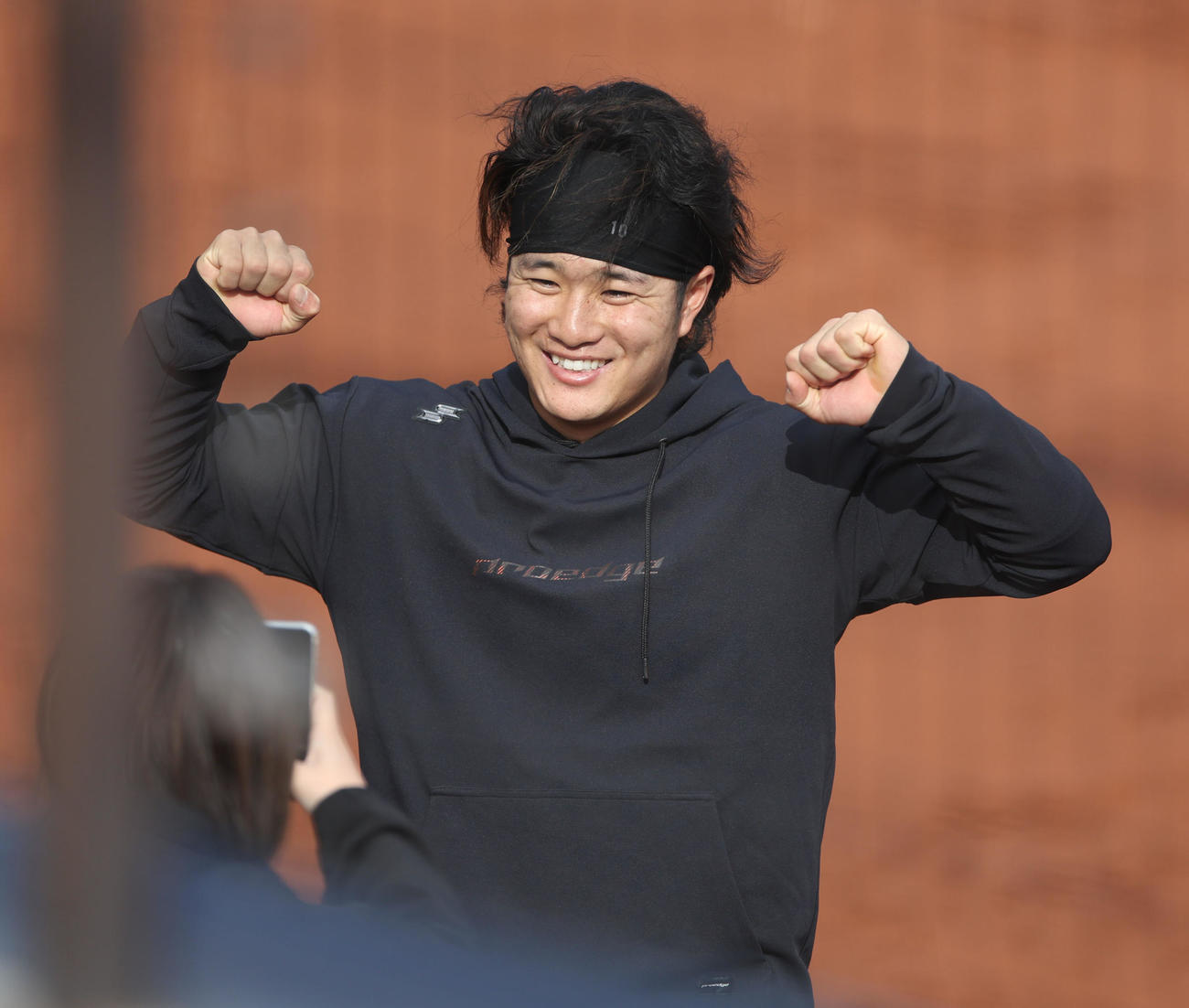 広報のカメラに向かって笑顔を見せる日本ハム奈良間（撮影・佐藤翔太）