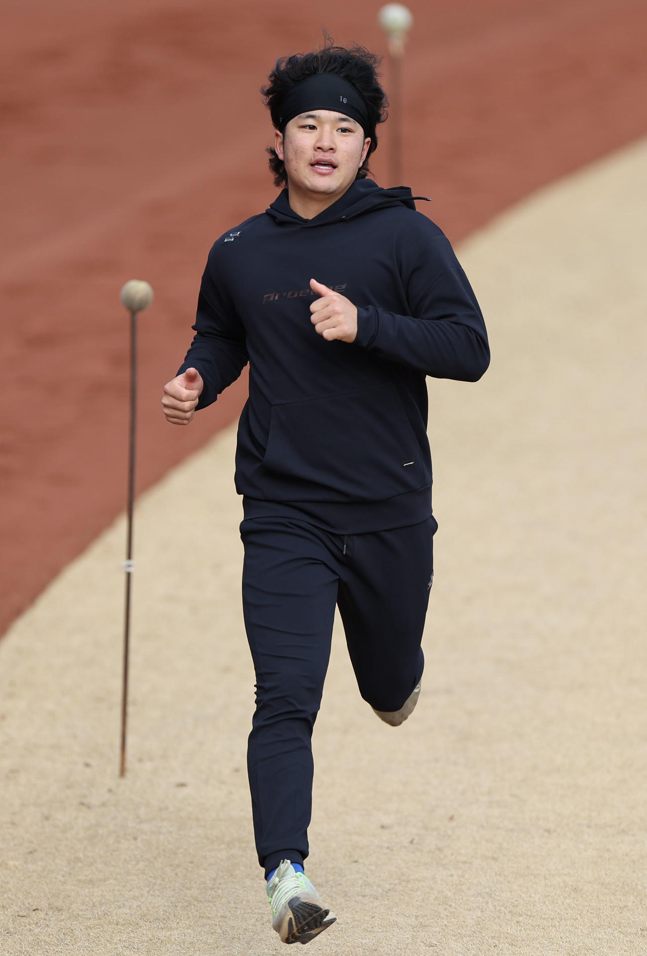 ダッシュをする日本ハム奈良間（撮影・佐藤翔太）