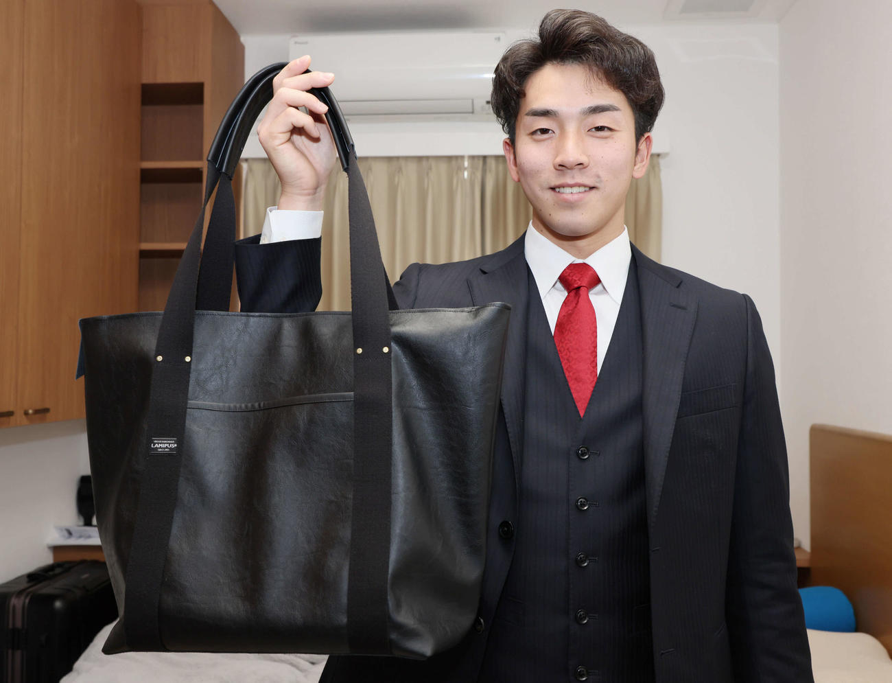 入寮した広島ドラフト1位の常広。母親手作りのバッグが宝物だ（撮影・加藤孝規）