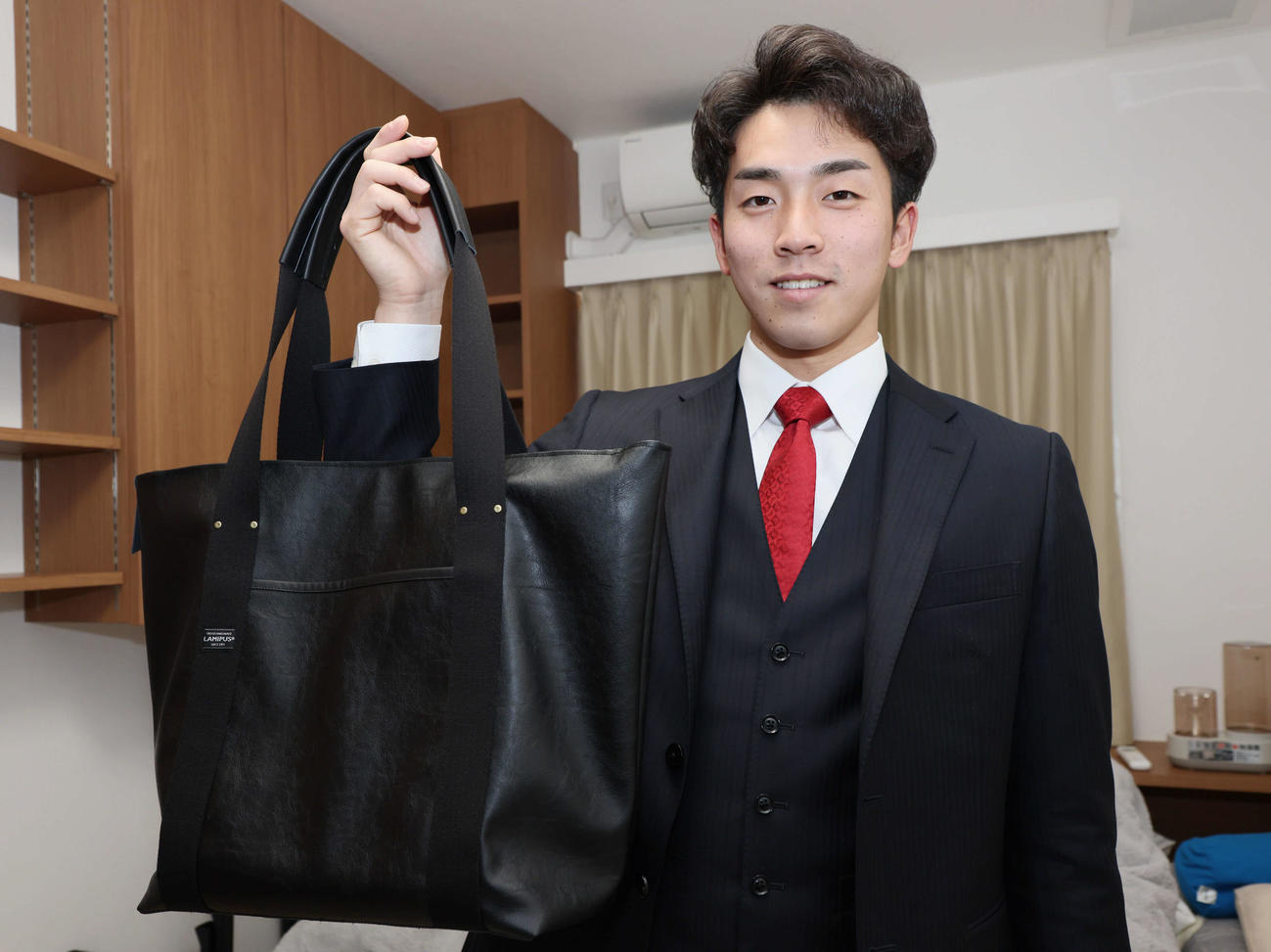 入寮した広島ドラフト1位の常広。母親手作りのバッグが宝物だ（撮影・加藤孝規）