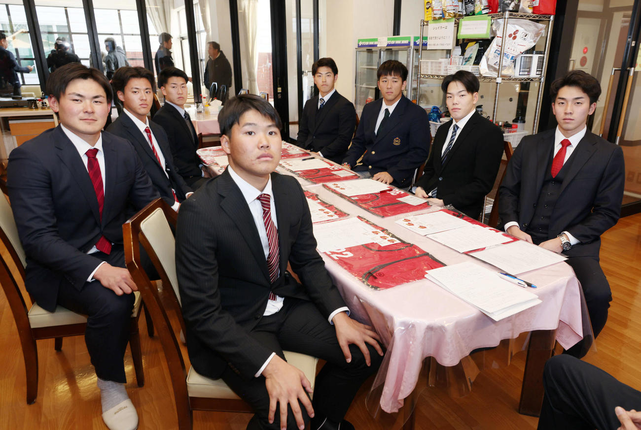 入寮後、ミーティングに出席する広島の新人選手。左からドラフト5位の赤塚、育成1位の杉田、育成3位の杉原、ドラフト2位の高、育成2位の佐藤、ドラフト4位の仲田、ドラフト3位の滝田、ドラフト1位の常広（撮影・加藤孝規）