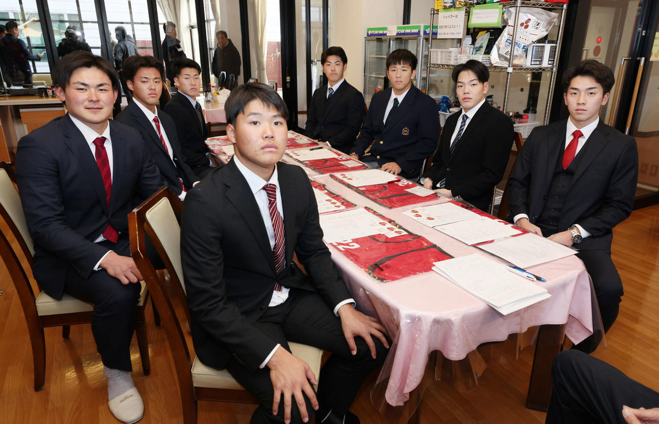 入寮後、ミーティングに出席する広島の新人選手。左からドラフト5位の赤塚、育成1位の杉田、育成3位の杉原、ドラフト2位の高、育成2位の佐藤、ドラフト4位の仲田、ドラフト3位の滝田、ドラフト1位の常広（撮影・加藤孝規）