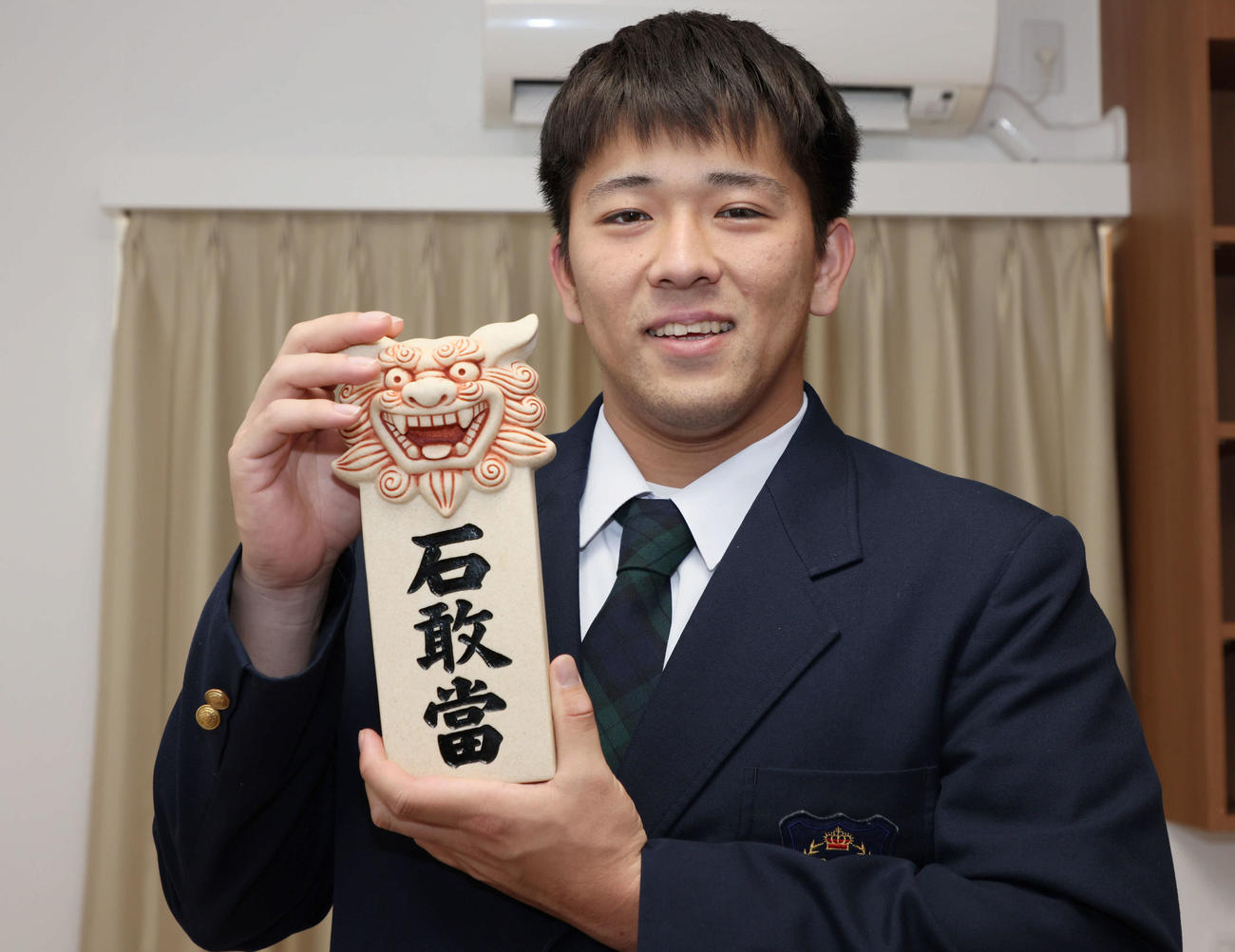 親友から送られた魔よけの石敢當を持って入寮した広島ドラフト4位の仲田（撮影・加藤孝規）