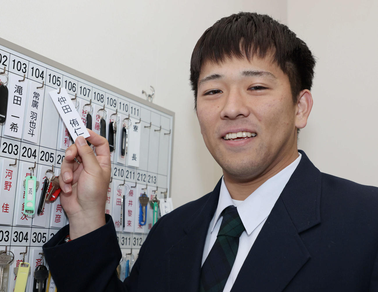 入寮する広島ドラフト4位の仲田（撮影・加藤孝規）