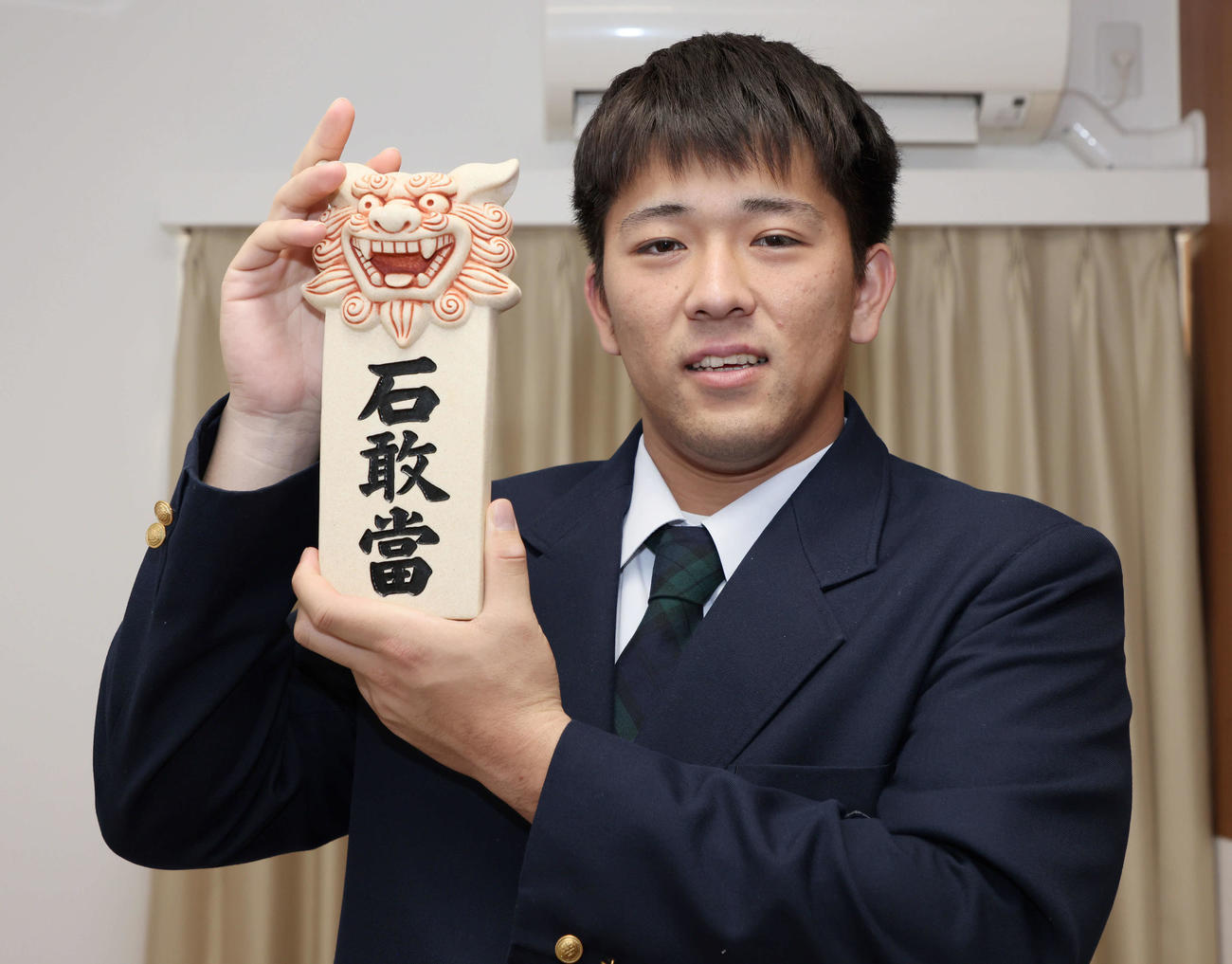 親友から送られた魔よけの石敢當を持って入寮した広島ドラフト4位の仲田（撮影・加藤孝規）
