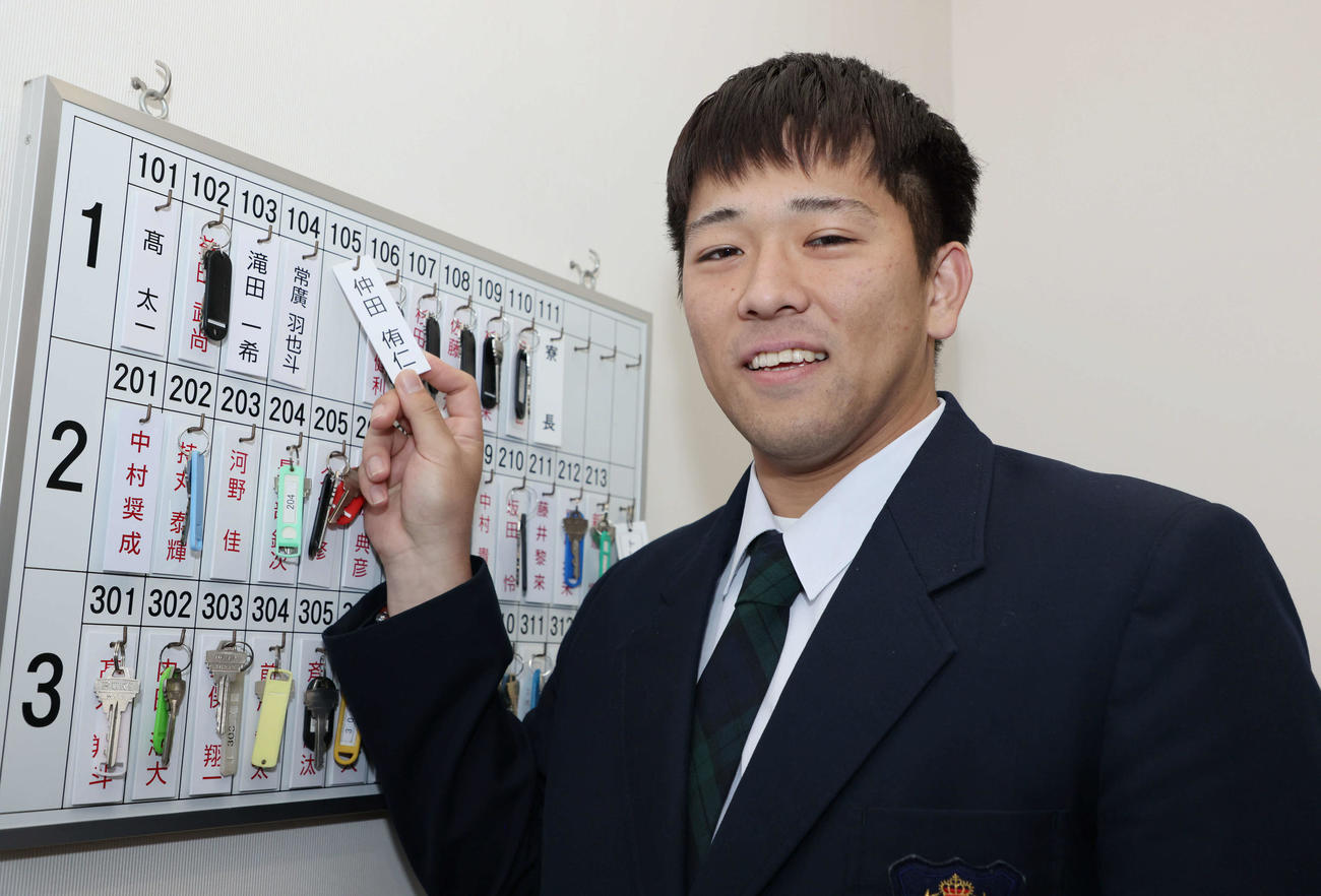 入寮する広島ドラフト4位の仲田（撮影・加藤孝規）