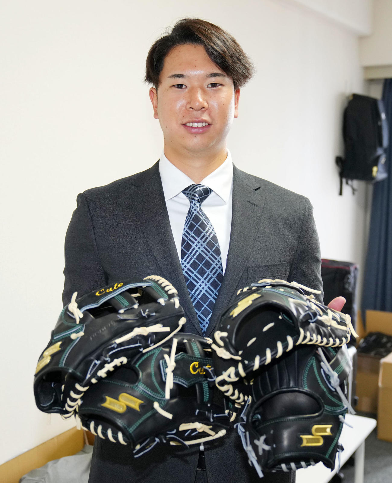 一塁、内野、外野と3種類のグラブを持参して入寮したロッテドラフト1位の明大・上田（撮影・横山健太）