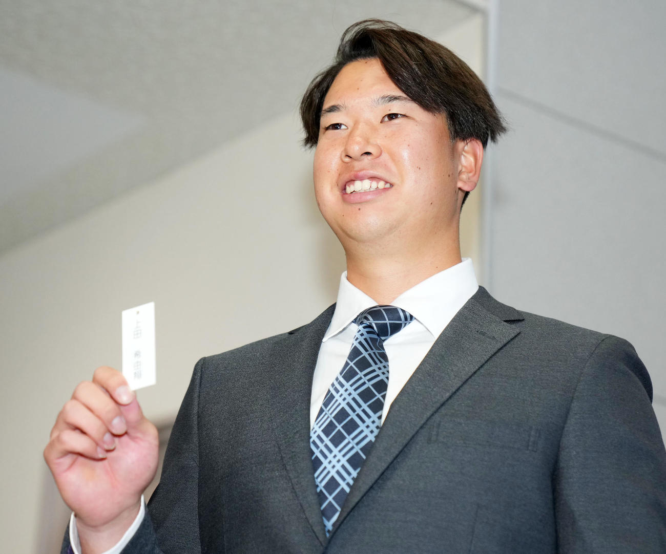 入寮し笑顔をみせるロッテドラフト1位の明大・上田（撮影・横山健太）