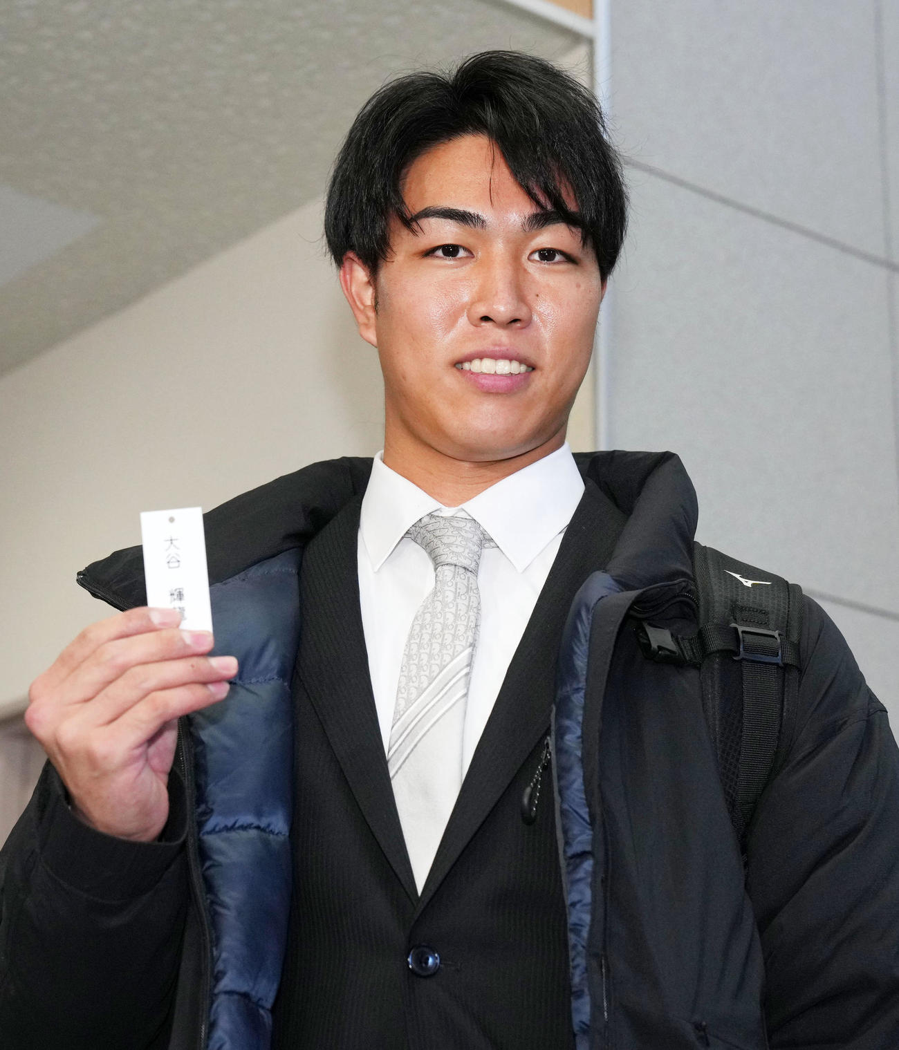 入寮し笑顔をみせるロッテドラフト2位の日本海L富山・大谷（撮影・横山健太）