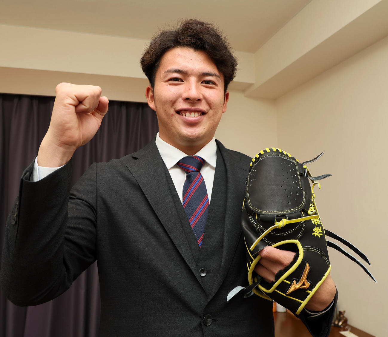 椎葉はタイガースカラーのグラブを持参し虎風荘へ入寮（撮影・加藤哉）