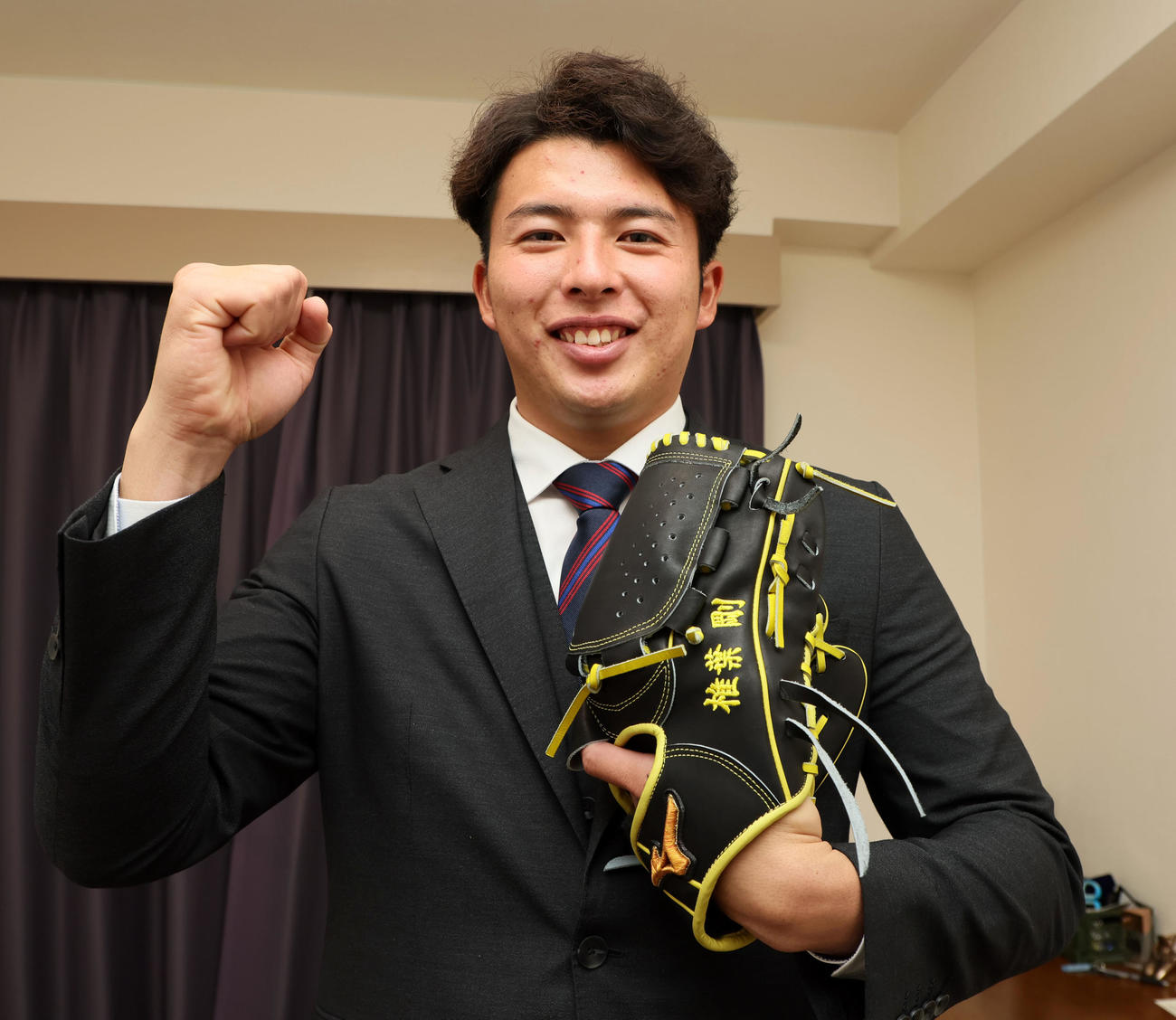 椎葉はタイガースカラーのグラブを持参し虎風荘へ入寮（撮影・加藤哉）