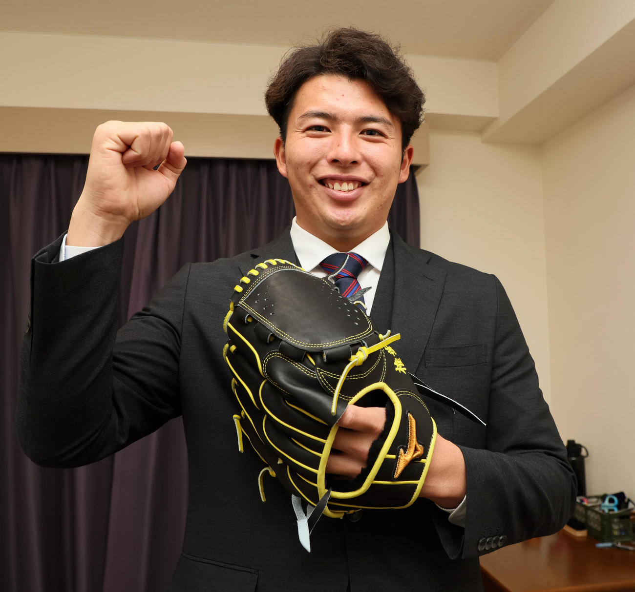 椎葉はタイガースカラーのグラブを持参し虎風荘へ入寮（撮影・加藤哉）