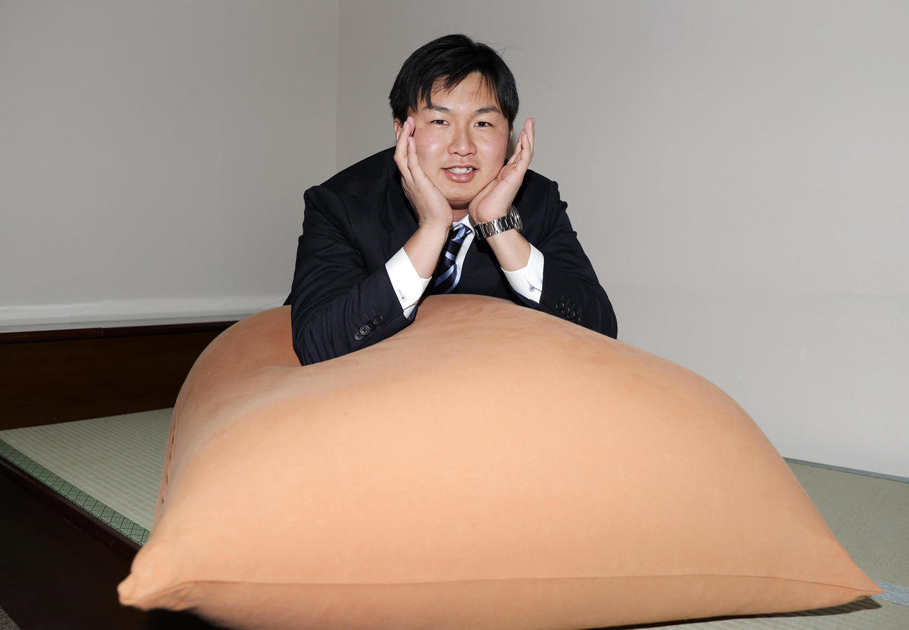入寮し持ち込んだ愛用のクッションでリラックスする阪神津田（撮影・前田充）
