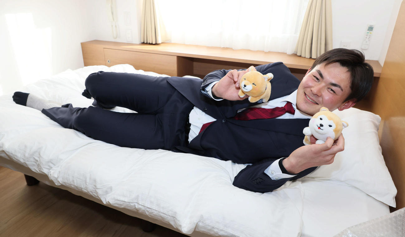 入寮した広島ドラフト5位の赤塚。ベッドからはみ出しそうな大きな体とは対照的な小さなぬいぐるみを持ってきた（撮影・加藤孝規）
