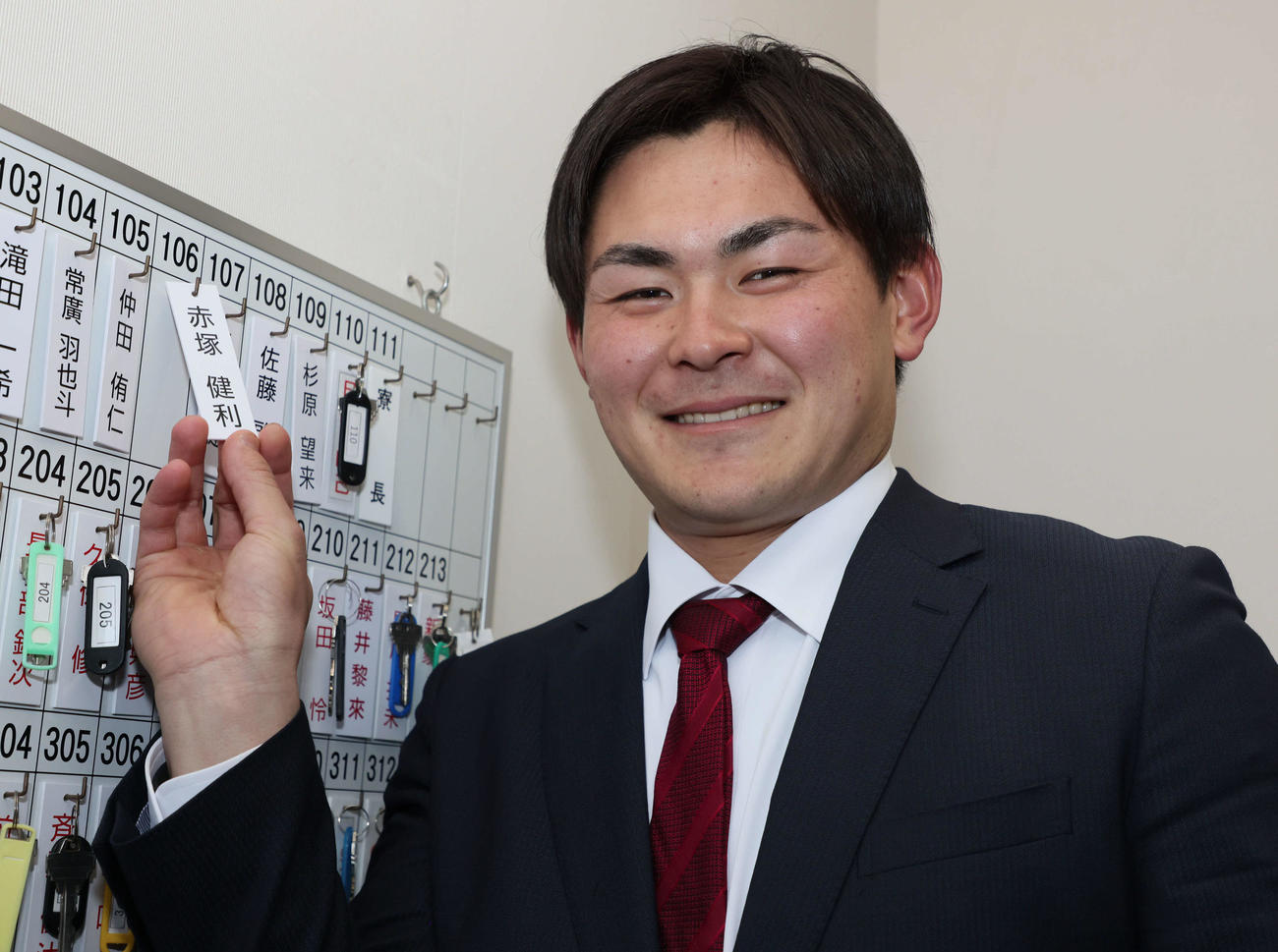 入寮する広島ドラフト5位の赤塚（撮影・加藤孝規）