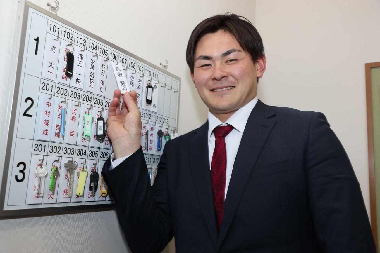入寮する広島ドラフト5位の赤塚（撮影・加藤孝規）