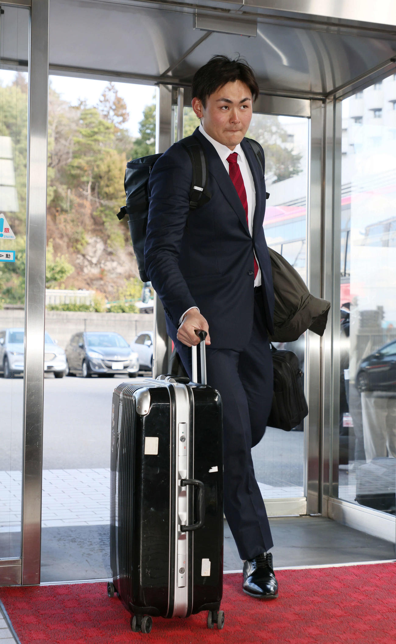 入寮する広島ドラフト5位の赤塚（撮影・加藤孝規）