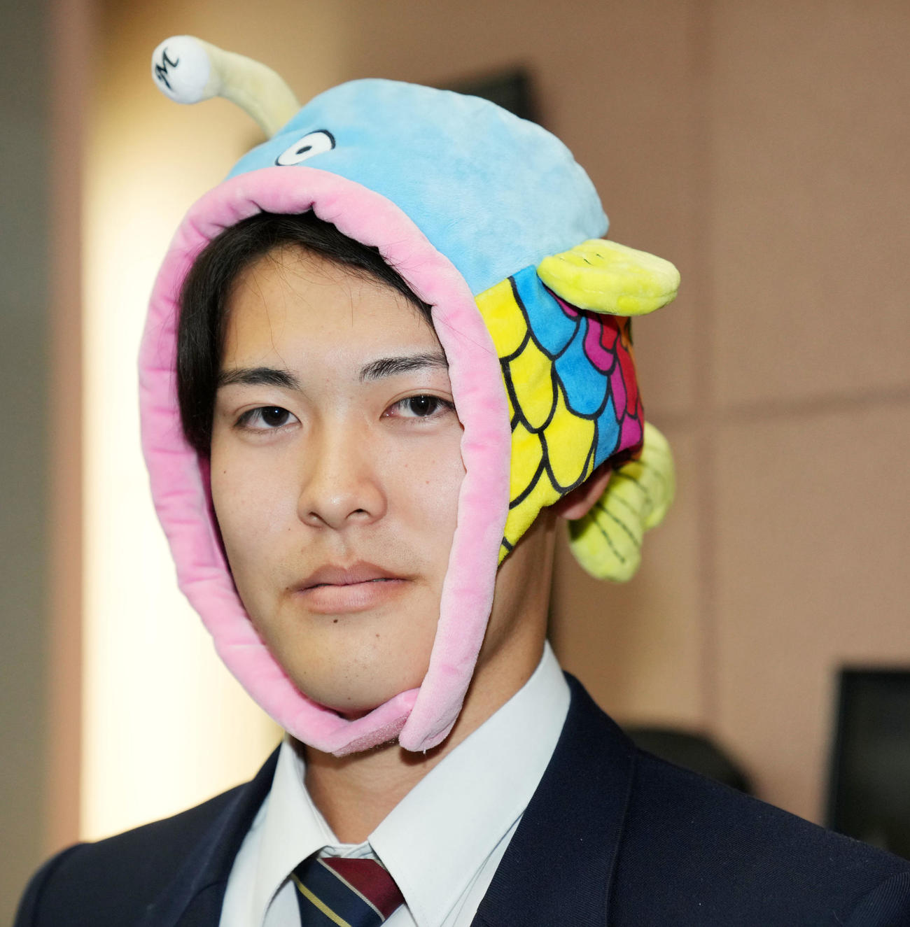 入寮の際に持参した謎の魚をかぶり凜（りん）とした表情をみせるロッテドラフト4位の幕張総合・早坂（撮影・横山健太）