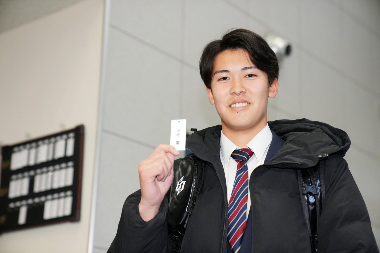 入寮し笑顔をみせるロッテドラフト4位の幕張総合・早坂（撮影・横山健太）