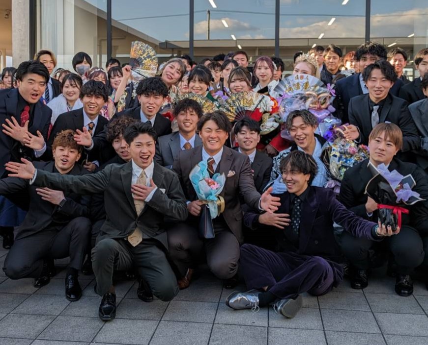 中学の同級生と記念撮影する阪神前川（撮影・柏原誠）
