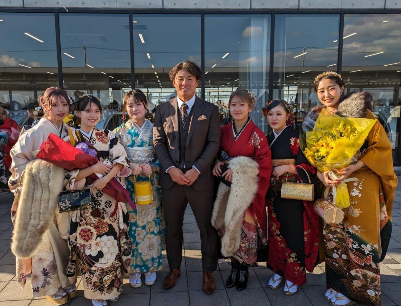 中学の同級生と記念撮影する阪神前川（撮影・柏原誠）