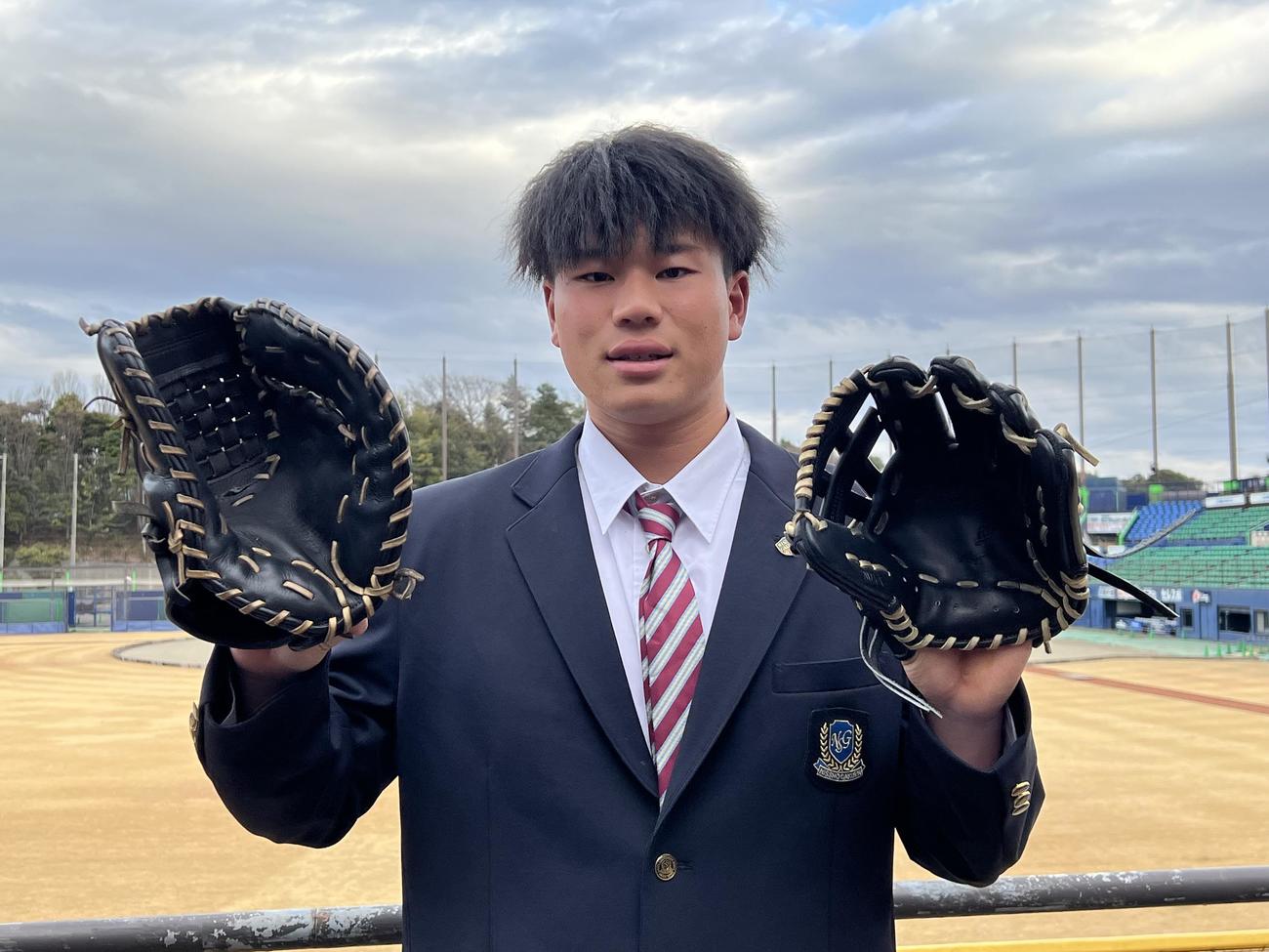 複数のグラブを持って入寮する日本ハムドラフト4位明瀬（撮影・佐藤翔太）