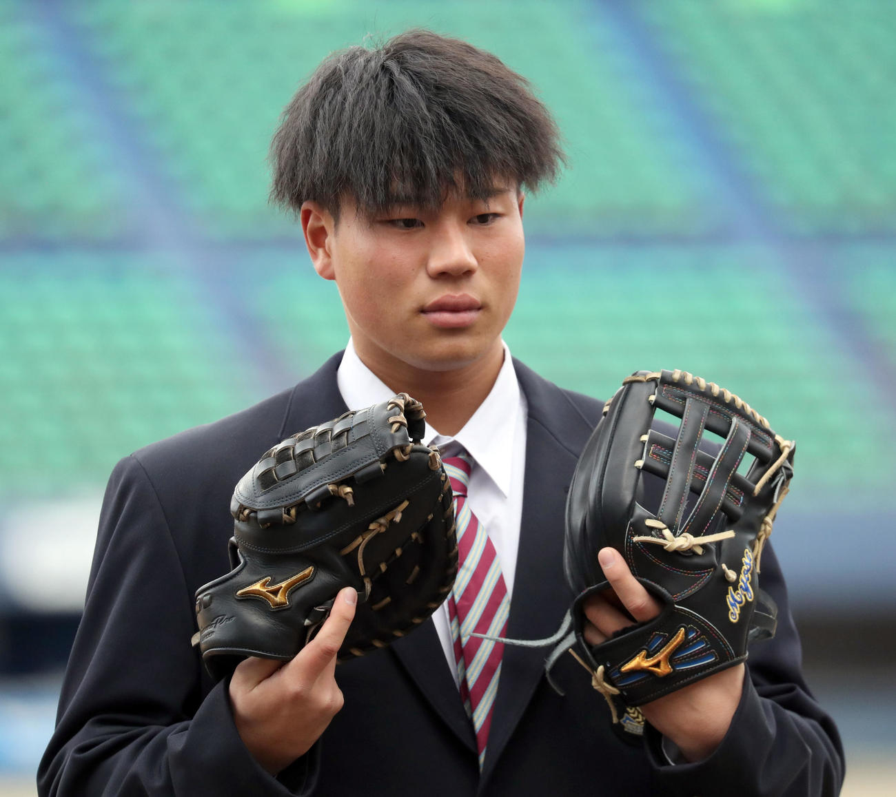 複数のグラブを持って入寮する日本ハムドラフト4位明瀬（撮影・佐藤翔太）