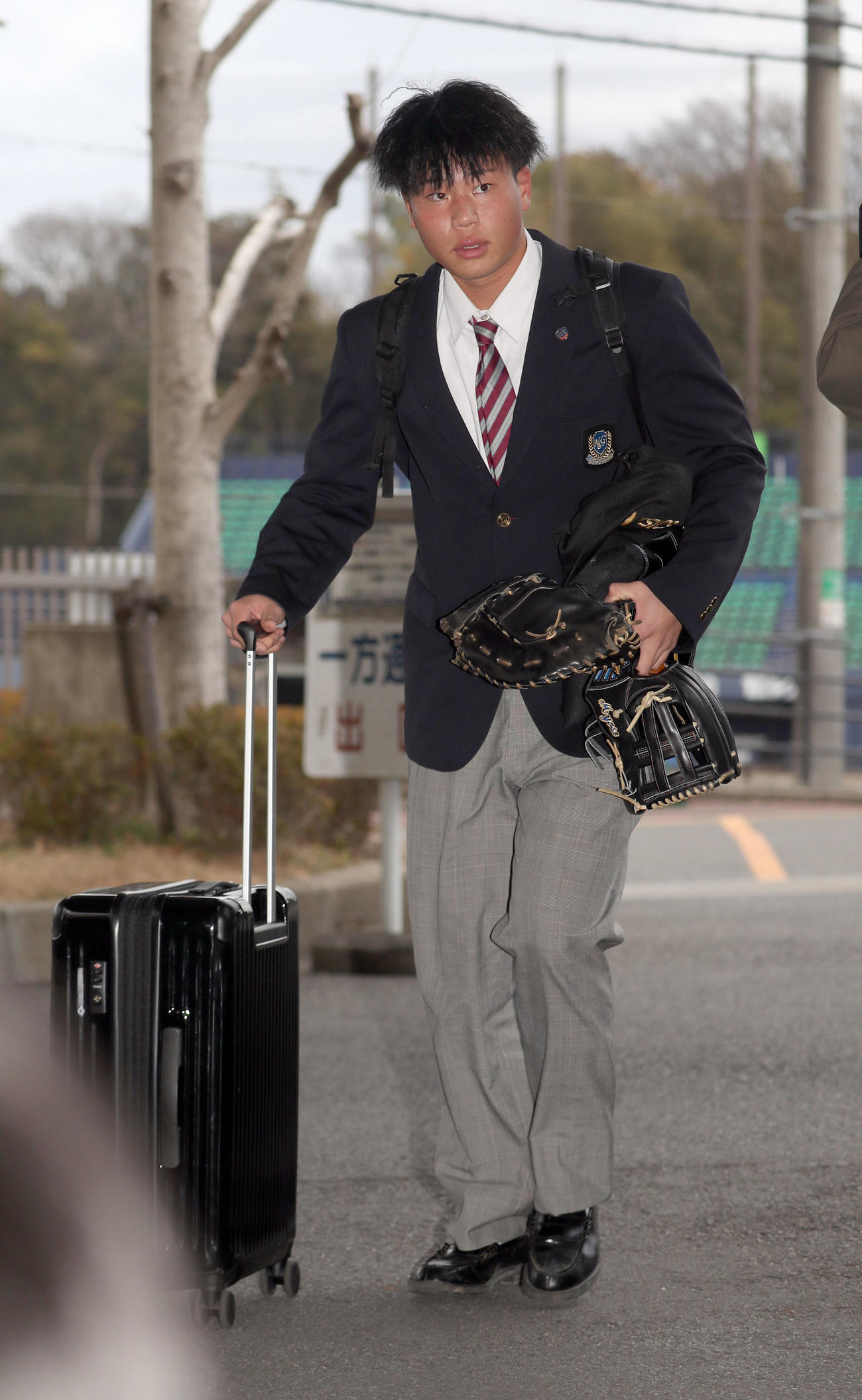 荷物を持って入寮する日本ハムドラフト4位明瀬（撮影・佐藤翔太）