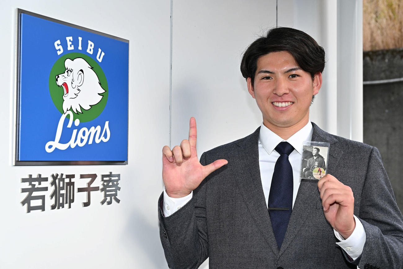 入寮する西武ドラフト1位の国学院大・武内は、OBの東尾氏のベースボールカードを持ち込む（撮影・滝沢徹郎）