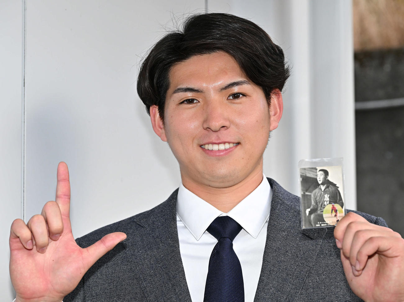 入寮する西武ドラフト1位の国学院大・武内は、OBの東尾氏のベースボールカードを持ち込む（撮影・滝沢徹郎）