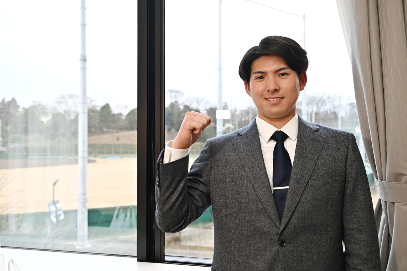 入寮しグラウンドが見える自室でガッツポーズする西武ドラフト1位の国学院大・武内（撮影・滝沢徹郎）
