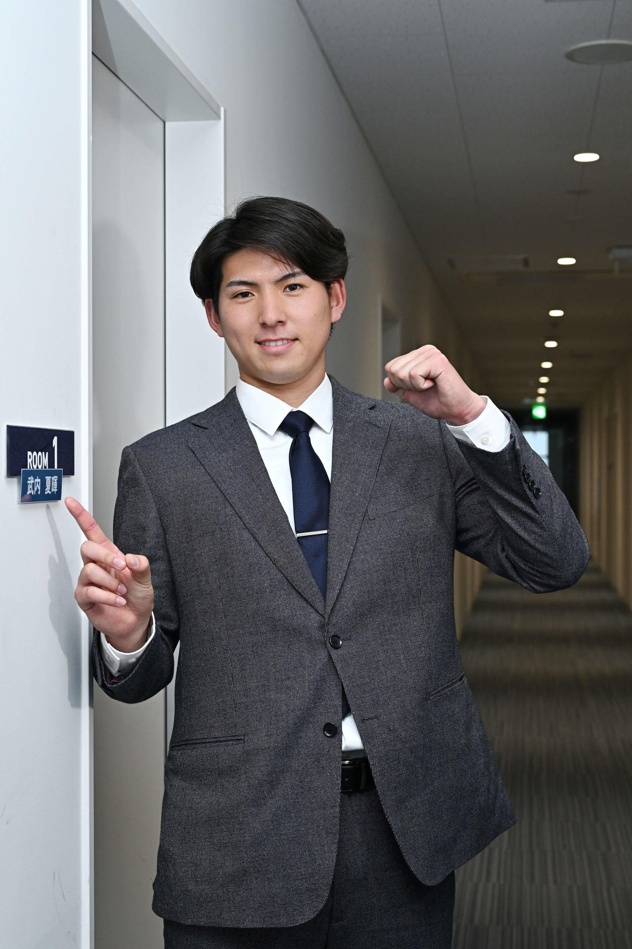 入寮し部屋の入り口に貼られた名札を指さす西武ドラフト1位の国学院大・武内（撮影・滝沢徹郎）