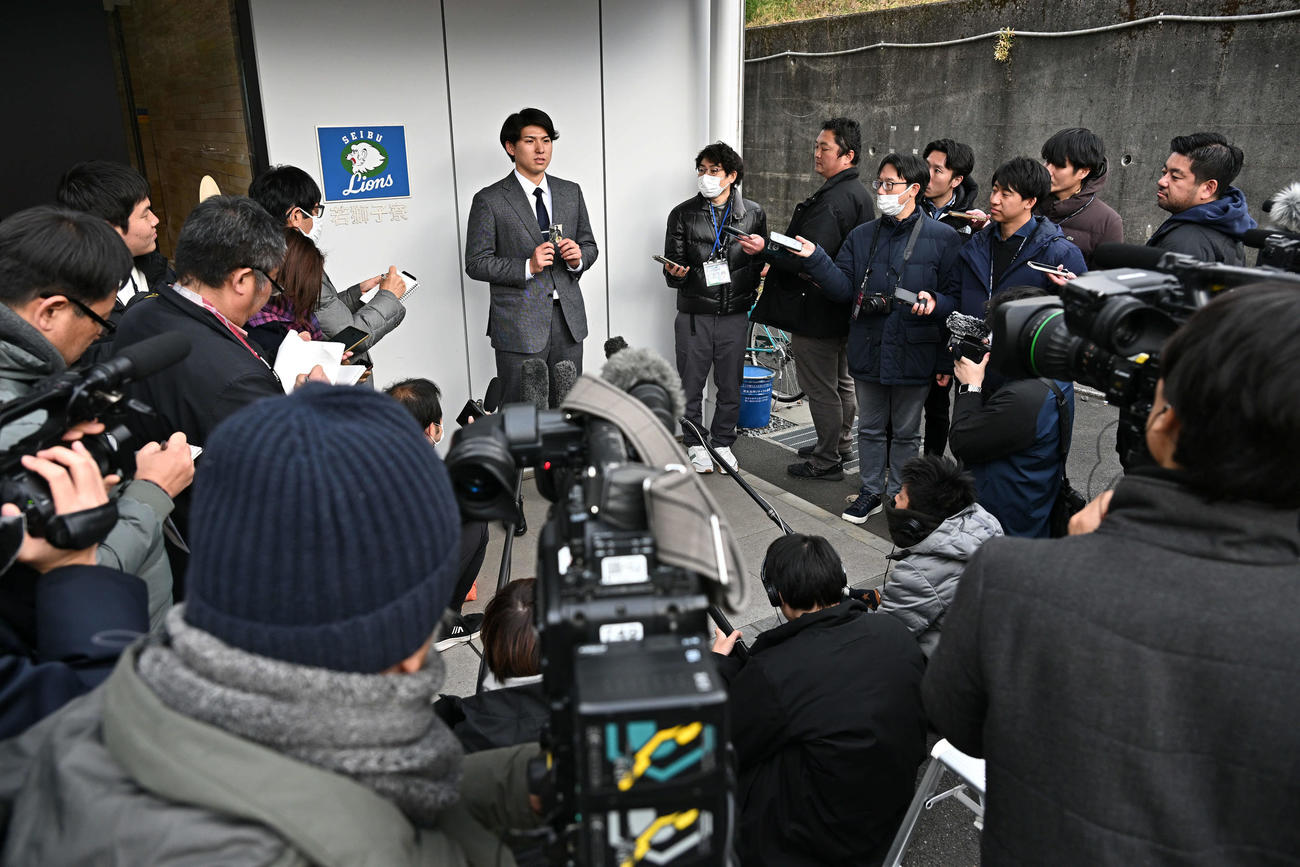 入寮し取材に応じる西武ドラフト1位の国学院大・武内（撮影・滝沢徹郎）